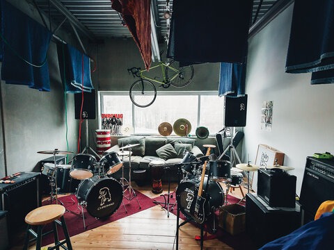 With 20-plus instruments, nightly guest appearances, and—obviously—a few bikes for inspiration, Chromag’s Jam Room off ers endless possibilities for mind-melting music. It’s also pretty good for post-work stress relief. Photo: AJ Barlas